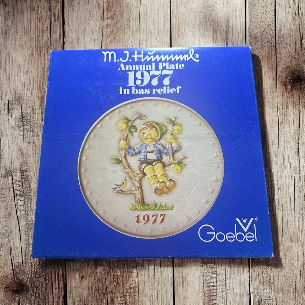 VTG M.J. Hummel Goebel APPLE TREE BOY 1977 Annual Plate, Original Box